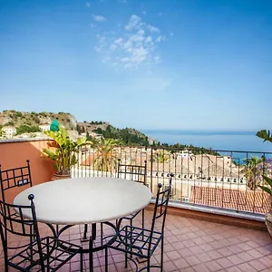 https://casa-carla.taorminaitalyhotels.com